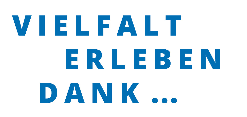 Blauer Schriftzug mit dem Satz „Vielfalt erleben dank …“.
