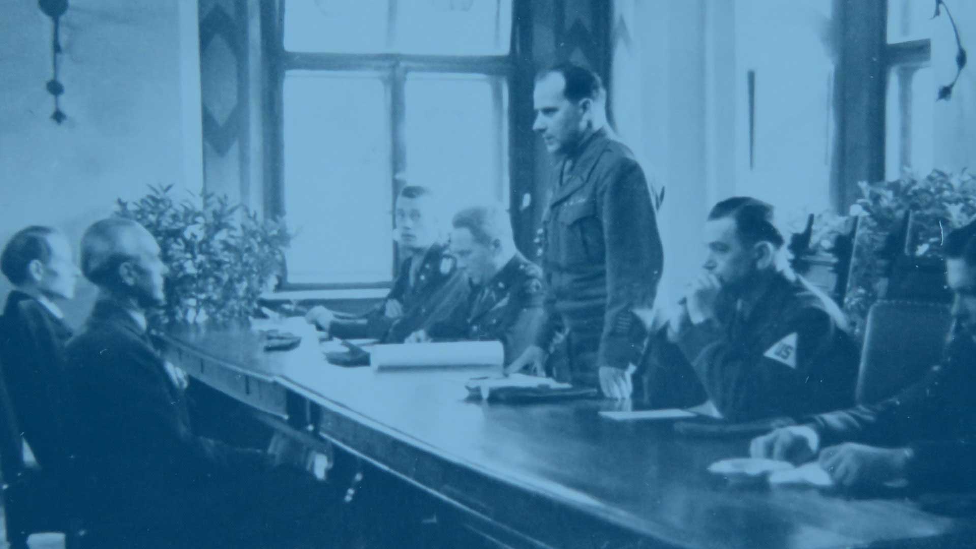 Bild aus der Geschichte von Oberpfalz Medien mit US-Soldaten in Uniform, die die Lizenz für die Herausgabe des neuen Tags erteilen.