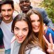 Vier junge Menschen lachend für die Beilage „Abitur 2020“ von Oberpfalz Medien.