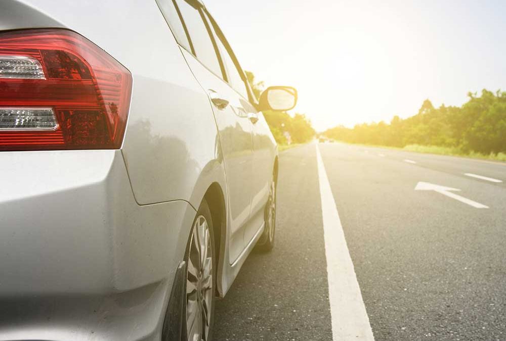 Silbernes Auto von hinten auf Straße für die Beilage „Auto Motor Spezial“ von Oberpfalz Medien.