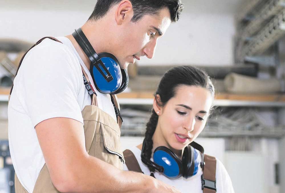 Mann und Frau in Handwerksbetrieb für Beilage „Azubi“ von Oberpfalz Medien.
