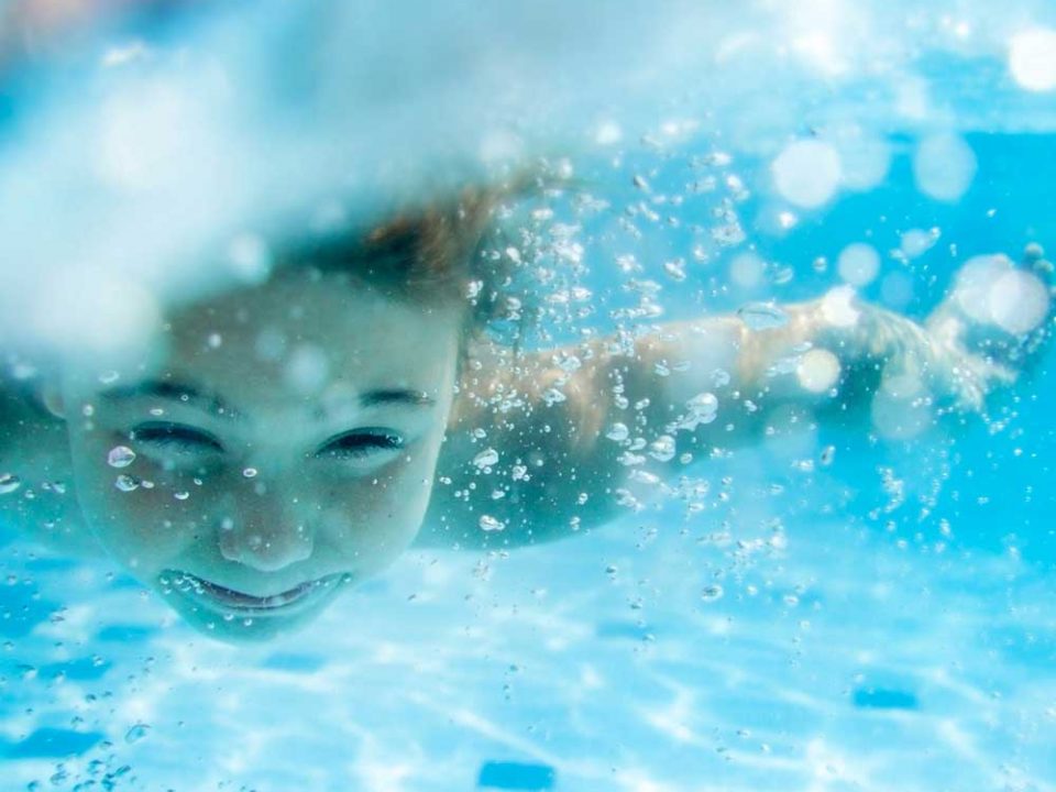 Kindergesicht unter Wasser für die Beilage „Ferienzeitung“ von Oberpfalz Medien.