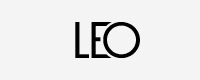 Logo von LEO, schwarze Schrift auf grauem Grund.