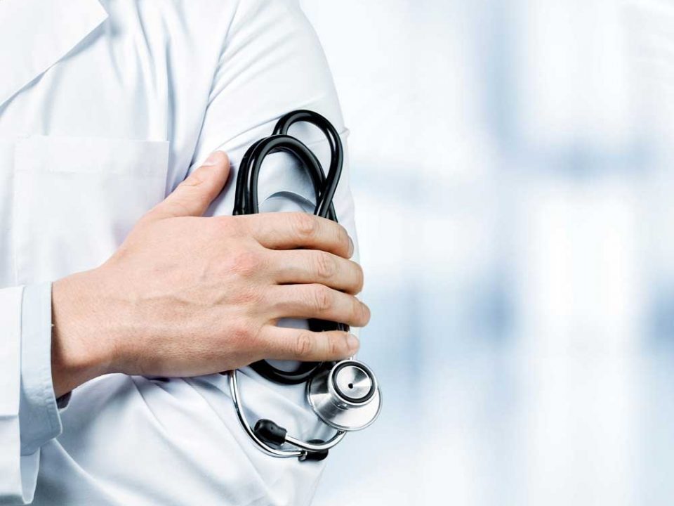 Linke Oberkörperhälfte eines Arztes, der Stethoskop zwischen rechter Hand und linkem Oberarm hält, für das Magazin „Expertenratgeber Gesundheit“ von Oberpfalz Medien.