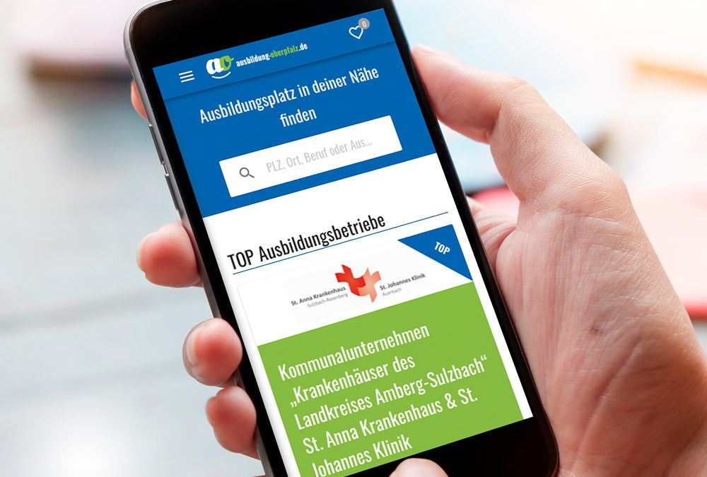 Ansicht eines Smartphones, auf dessen Display das Onlineportal „ausbildung-oberpfalz.de“ zu sehen ist.