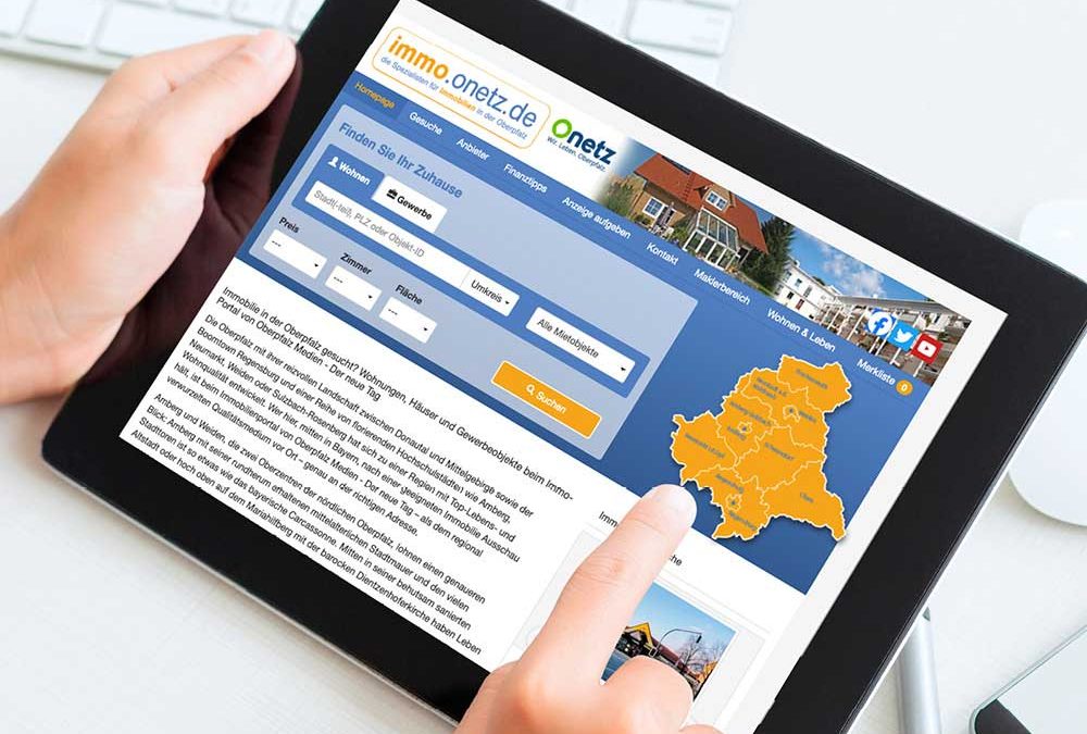 Ansicht eines Tablets, auf dem das Onlineportal „immo.onetz.de“ zu sehen ist.