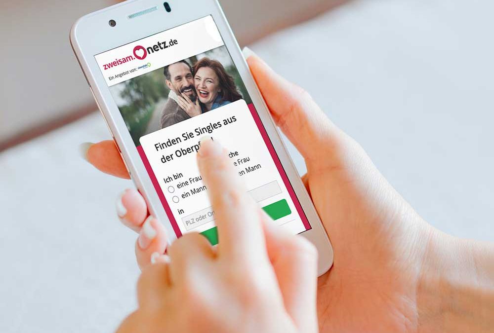 Ansicht eines Smartphones, auf dem das Onlineportal „zweisam.onetz.de“ von Oberpfalz Medien zu sehen ist.