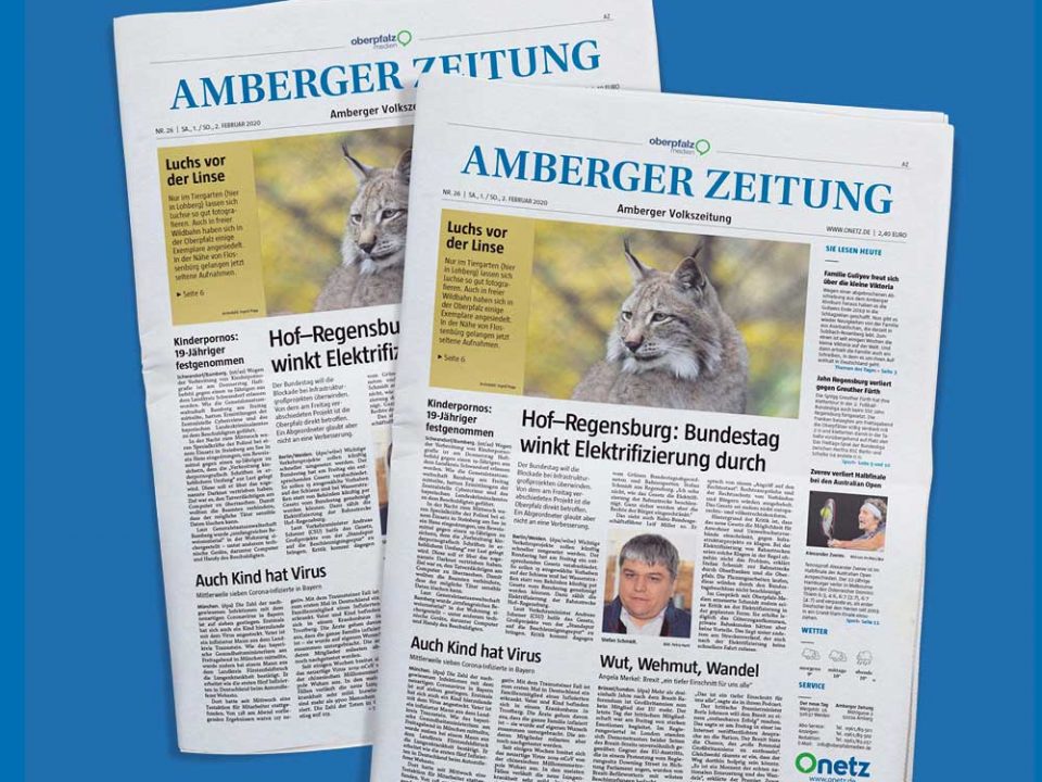 Ansicht zweier Titelseiten einer Ausgabe der Amberger Zeitung von Oberpfalz Medien auf blauem Hintergrund.