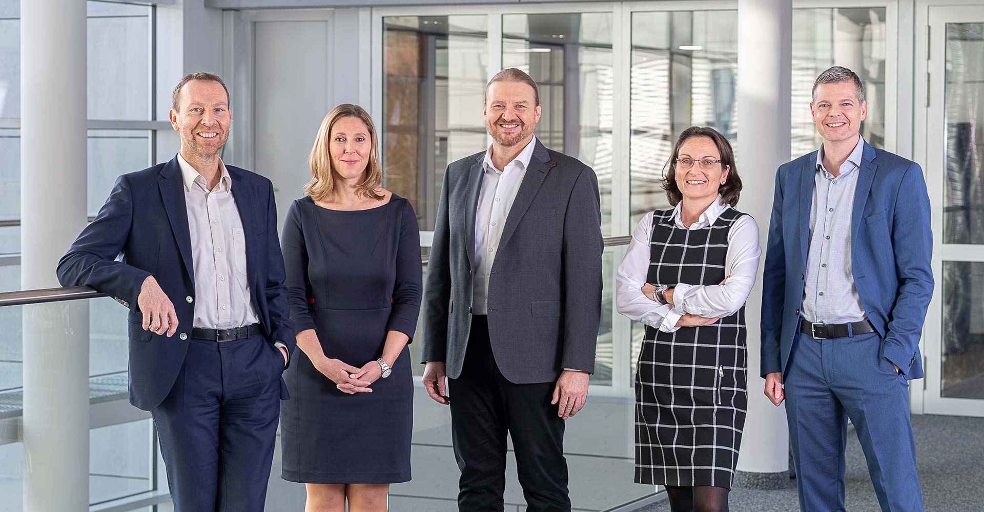 Gruppenbild mit der Geschäftsleitung von Oberpfalz Medien. Das Team auf dem Foto setzt sich aus zwei Frauen und drei Männern zusammen.