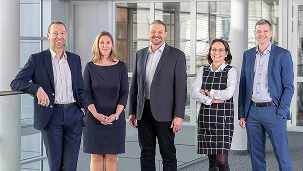 Gruppenbild mit der Geschäftsleitung von Oberpfalz Medien. Das Team auf dem Foto setzt sich aus zwei Frauen und drei Männern zusammen.