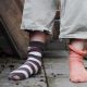 Beine eines Kindes mit unterschiedlichen Socken