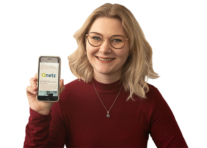 Junge Frau mit Onetz App auf dem Smartphone