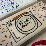 Eine gezeichnete Kamera, in deren Objektiv-Linse das Wort "Privatsphäre" steht.