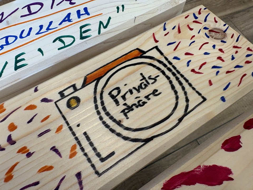 Eine gezeichnete Kamera, in deren Objektiv-Linse das Wort "Privatsphäre" steht.