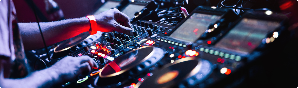 DJ legt Musik auf
