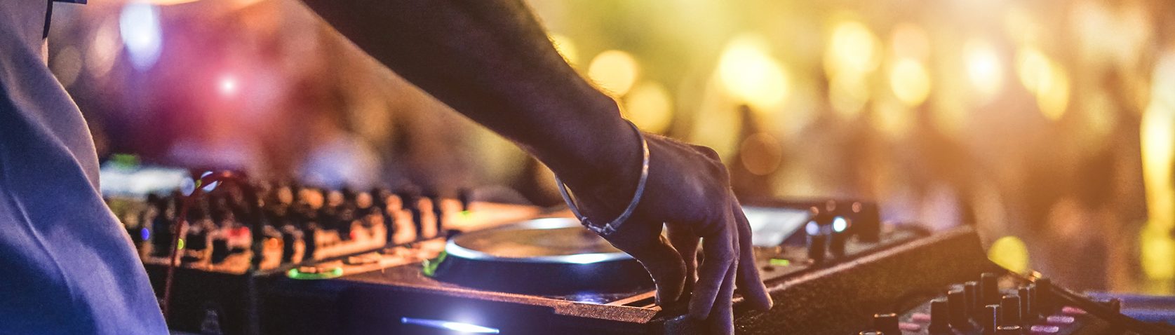 DJ legt Musik auf